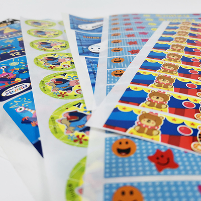 CMYK พิมพ์ฉลากกาว BOPP แผ่นสติกเกอร์การ์ตูนเคลือบเงา