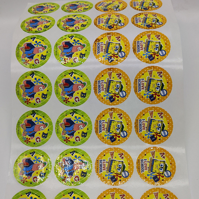 CMYK พิมพ์ฉลากกาว BOPP แผ่นสติกเกอร์การ์ตูนเคลือบเงา